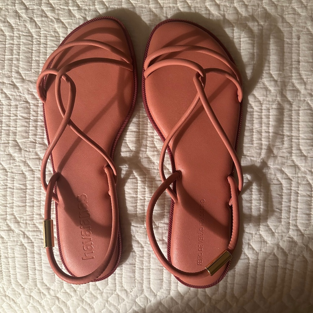 Comfy, soft pink Havianna sandals